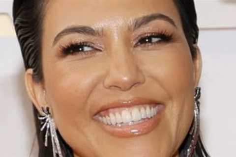 Kourtney Kardashian and Travis Barker appeared on the Oscar Red Carpet.