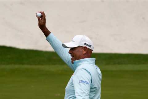 Stewart Cink gets a hole in one with his son as a Caddie