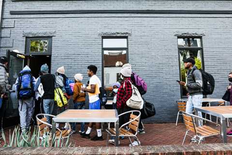 Texas' Texas Busing of Migrants to D.C. isn't having Abbott's intended effect yet
