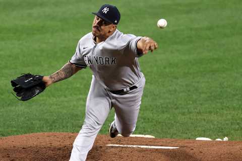 Pitching Contortionist Shapes Himself