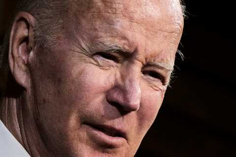 White House downplays first-quarter decline in growth