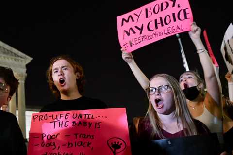 After the leak of a draft decision, demonstrators flock to the Supreme Court.