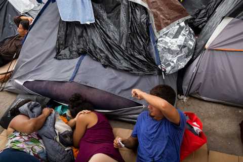 More Than 20 States Press Judge to Continue Migrant Expulsions