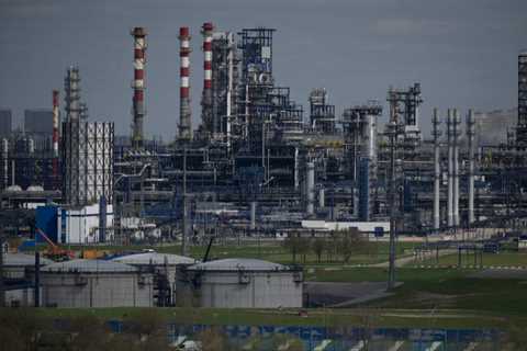 U.S. Aims to Cripple Russian Oil Industry, Officials Say