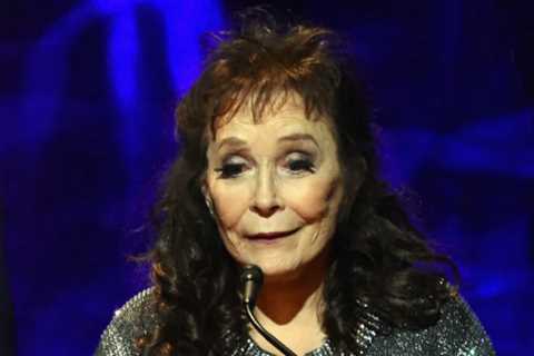 Loretta Lynn Allegedly Worried Family With ‘Totally Batty’ Behavior And Supposed Hoarding Last Year,..