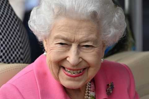 The Over-The-Top Way Queen Elizabeth Eats Bananas And Other Fruit