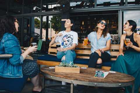 How to Find the Best Bars When You’re Traveling