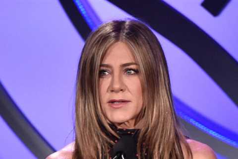 Sketchy Insider Says Jennifer Aniston Supposedly ‘Reeling’ After Apparently Being Abandoned By..