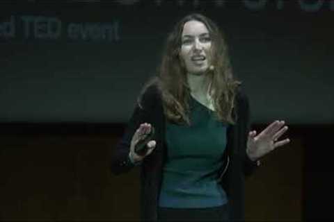 Gracias a las palabras que no dejas pasar | Beatriz Armillas | TEDxCadizUniversity