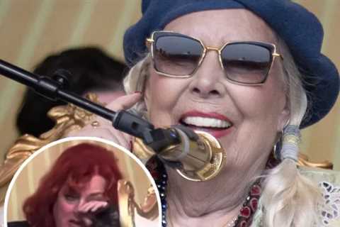 Joni Mitchell Surprises with Emotional First Performance Since 2015 Aneurysm: 'I Didn't Sound Too..