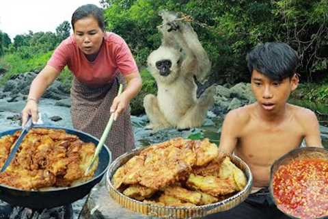 Survival skills-Man with woman found mushroom for cook with pepper -Eating delicious