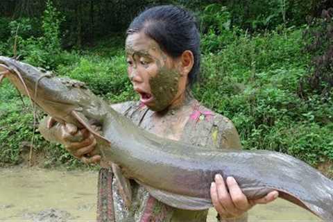 Skills Catch Giant Catfish 10KG - Hand Fishing Catch Big Catfish - Cooking Big Fish