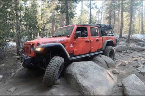 Jeep Gladiator and Suzuki Samurai Tackle An Epic Rock Crawling Trail (Coyote Lake Trail)