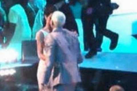 Rihanna and Chris Brown Kiss at VMAS 2012!