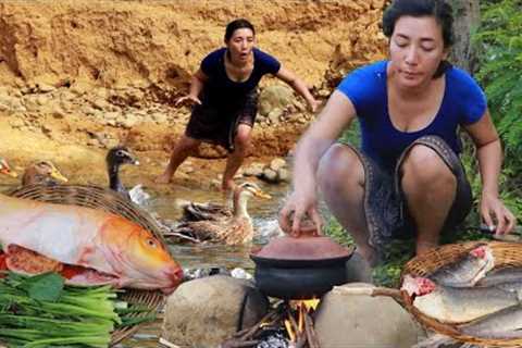 Adventure solo in forest- Catch duck and fish for food- Cooking duck &amp;fish  for survival in..