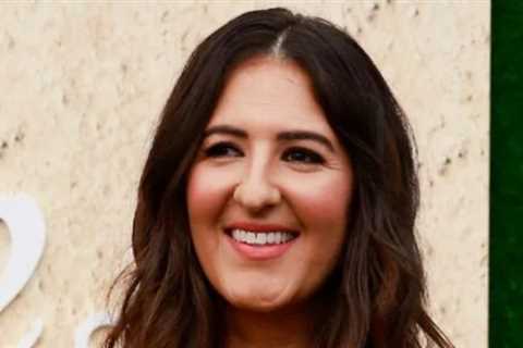 ‘A League Of Their Own’ Actress D’Arcy Carden Explains Why She ‘Had To Be A Part Of’ The Show