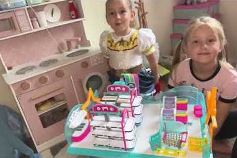 Esmes world unboxing Mini brands 5 surprise shopping mall and toys to go in games shop 🏬