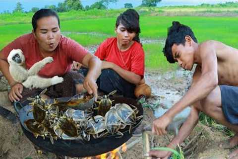 Survival skills-Man with woman found giant water bug for cook -Eating delicious