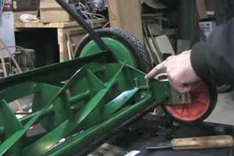 How a push reel mower works - Scotts Classic 20 example