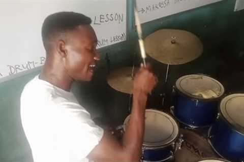 Breakdown of this popular Stickings that we Drummers play at the beginning of some songs most times.