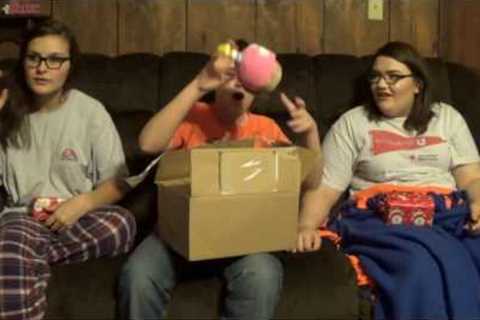 Z0mbie Hunter08 and Sisters Unboxing Christmas Presents 2016
