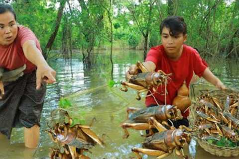 Survival skills-Man with woman found cricket with vegetble for eat -Eating delicious