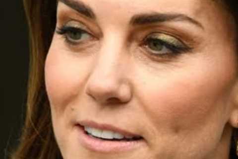 An Expert Explains How Kate Middleton Froze Meghan Markle