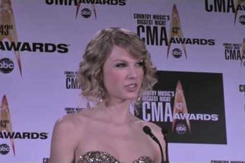 Taylor Swift backstage at the 2009 CMA Awards