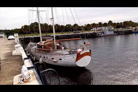 HURRICANE WATCH FLORIDA WATER WAY VIEW LOTS OF BOATS # LIVEABOARD MARINA 7