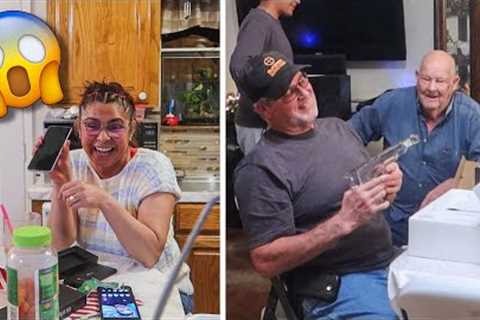 THE BEST FAMILY CHRISTMAS GIFTS OPENING EVER