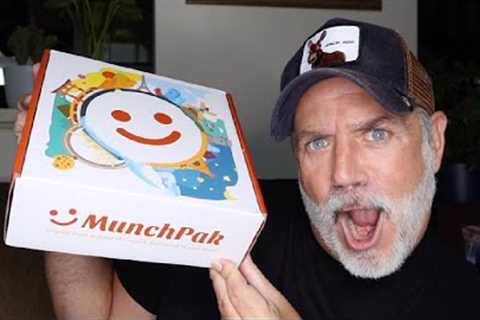 TRYING THE MUNCHPAK WORLD SNACKS SUBSCRIPTION BOX!