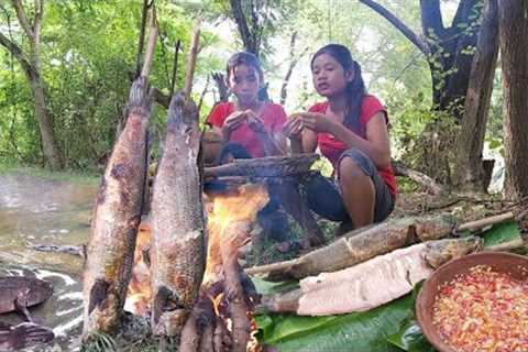 Survival skills: Catch big fish with sisters in river - Grill fish with peppers sauce delicious food