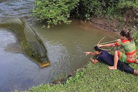Daily Survival Skill: Smart Primitive Couple Unique Fishing Catch Big Fish At River
