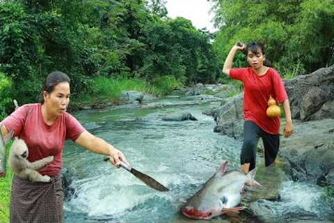 Survival skills-Man with womans found fishes with pepper elder in forest forcook -Eating delicious
