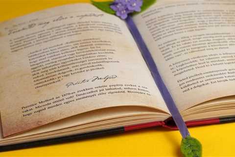 In 8 Easy Steps, Make a DIY Felt Flower Bookmark