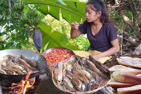 Survival cooking in the rainforest - Cooking banana flower with chili sauce for dinner