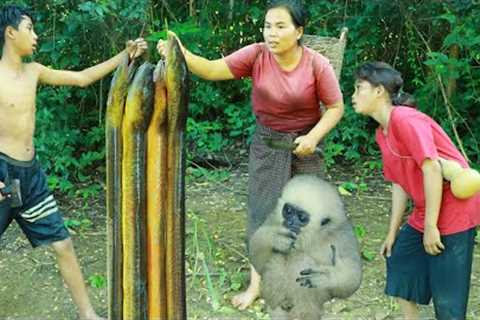 Survival skills-Man with womans found big eels with banana tree for cook -Eating delicious