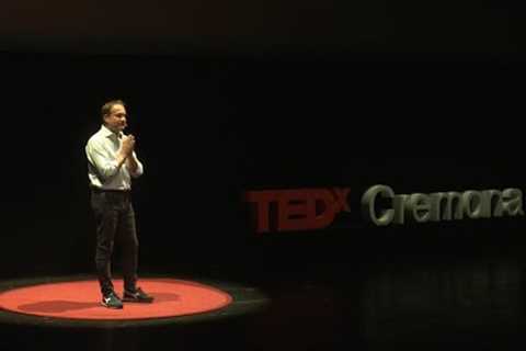 Viva il giornalismo, abbasso il giornalismo | Alessio Lasta | TEDxCremona