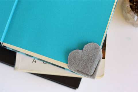 How to Craft a DIY Heart Bookmark in 3 Easy Steps