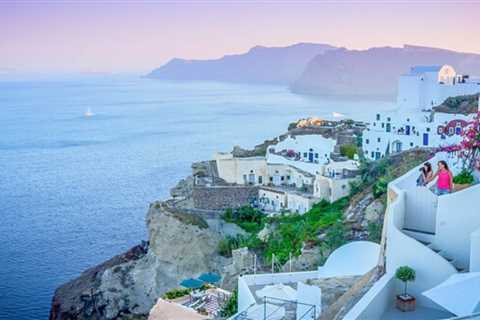 Fira or Oia: Which One is Best to Stay in Santorini?