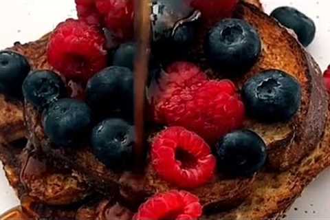 This is how to make some delicious🤤 healthy💪 french toast sticks!! 🍞🍓🫐🍯 #frenchtoaststicks