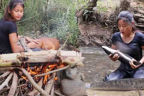 Skills catch big fish in river- Grilled big fish spicy tasty in banana tree- Survival in forest