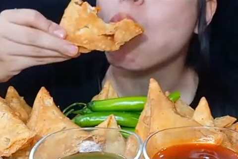 ASMR Eating SAMOSA'S + Green Chillies | Indian Street Food |#asmr #streetfood #eatingshow