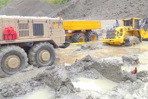 BIGGEST RC CONSTRUCTION SITE! HEAVY RAIN DAY! MAZ 537 RESCUE THE VOLVO L250GS