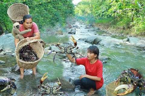 Survival skills- womans found crab for cook -Eating delicious