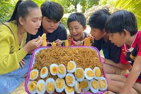 yummy............How to make spicy noodles with egg and vegetable