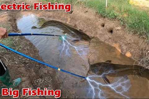 Electric Fishing || Catching Fish in Dry Season || Catch A Lot Of Fish With An Electric Machine