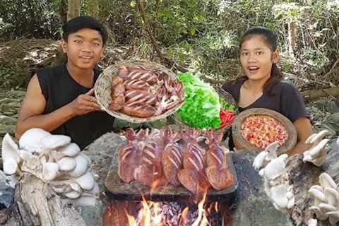 Mushroom plant grilled in squid for dinner, Cooking on the rock - Survival cooking in forest