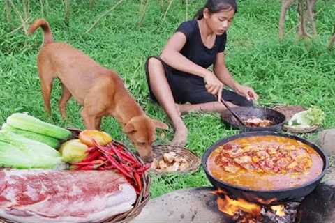 Survival cooking in the forest - Pork salad braised spicy delicious for food with dog