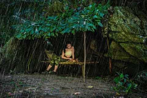 Heavy Rain, Rush to Set Up Shelter - Beautiful Girl Alone Bushcraft P.1